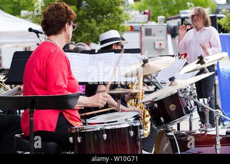 NORTH VANCOUVER, BC, KANADA - 9. JUNI 2019: Ein Jazzband-Ensemble, das Holzbläser und Blechblasinstrumente mit einem Dirigenten bei einem Live-Konzert spielt Stockfoto