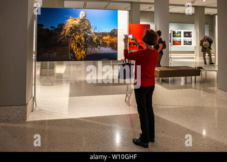 Besucher im 2019 World Press Photo Ausstellung in die Staatsbibliothek von New South Wales in Sydney, Australien. Stockfoto