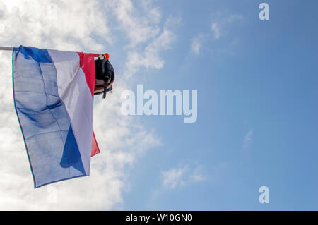 Schultasche auf eine Flagge in Diemen Niederlande 2019. Eine niederländische Tradition für das Bestehen der Schule Prüfungen Stockfoto