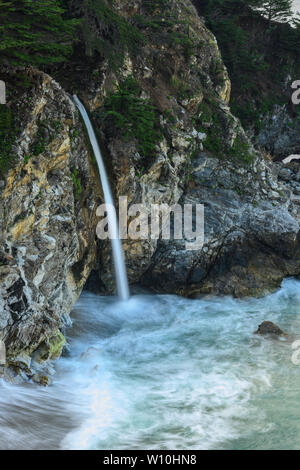 McWay Falls entlang Californias Big Sur Küste in Küsten Cove Stockfoto