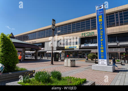 Morioka Bahnhof ist ein wichtiger Knotenpunkt entfernt und ist sowohl von der Tohoku Shinkansen und der akita Shinkansen serviert. In der Stadt Morioka, Iwate entfernt Stockfoto