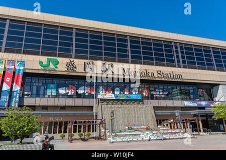 Morioka Bahnhof ist ein wichtiger Knotenpunkt entfernt und ist sowohl von der Tohoku Shinkansen und der akita Shinkansen serviert. In der Stadt Morioka, Iwate entfernt Stockfoto