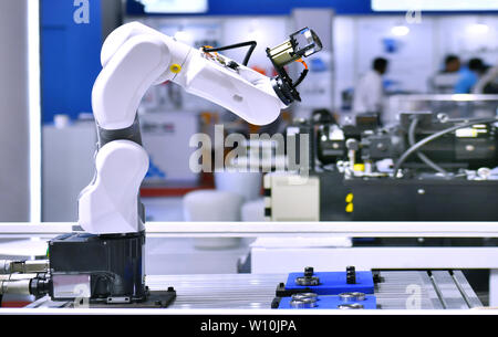 Roboterarm Maschine für Automotive Lager Verpackungsprozess im Werk. Stockfoto