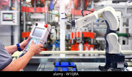 Techniker überprüfen und Steuerung Automatisierung Robot Arm Maschine für Automotive Lager Verpackungsprozess im Werk. Stockfoto