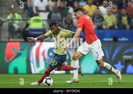 Sao Paulo, Brasilien. 28 Juni, 2019. Kolumbien Roger Martinez (L) Mias mit Guillermo Maripan von Chile bei der Copa America 2019 viertelfinalegleichen zwischen Chile und Kolumbien, in Sao Paulo, Brasilien, 28. Juni 2019. Chile gewann 5-4 im Elfmeterschießen. Credit: Francisco Canedo/Xinhua/Alamy leben Nachrichten Stockfoto