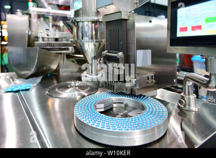 Blaue Kapsel Medizin Pille Produktion, industrielle pharmazeutische Konzept. Stockfoto