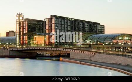 Hauptbahnhof an der Spree, Berlin, Deutschland Stockfoto