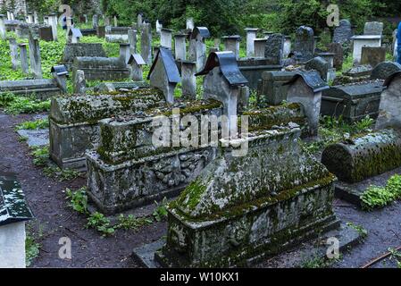 Alte Gräber auf dem Jüdischen Friedhof der Remuh Synagoge, das Jüdische Viertel Kazimierz in Krakau, Polen Stockfoto