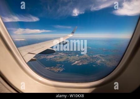 Ansatz zum Flughafen Bergen, Blick aus dem Flugzeug Fenster über dem Flügel, zu den norwegischen Fjorden, Bergen, Hordaland, Norwegen Stockfoto