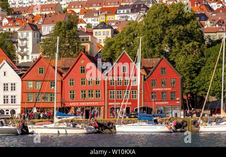 Bunte Reihe der Holzhäuser im Hafen von Bryggen, Bergen, Hordaland, Norwegen Stockfoto