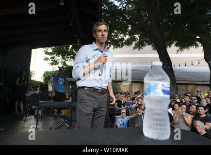 Austin, Texas, USA. 28 Juni, 2019. Präsidentschaftskandidat Beto O'Rourke spricht mit etwa 300 Anhängern bei Scholtz Garten in der Innenstadt von Austin zwei Tage nachdem er mit neun weiteren Kandidaten in der ersten demokratischen Debatte von 2019 zusammengestoßen. O'Rourke Rally war zur gleichen Zeit wie Texas Challenger julian Castro über eine Meile entfernt statt. Credit: Bob Daemmrich/ZUMA Draht/Alamy leben Nachrichten Stockfoto