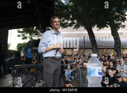 Austin, Texas, USA. 28 Juni, 2019. Präsidentschaftskandidat Beto O'Rourke spricht mit etwa 300 Anhängern bei Scholtz Garten in der Innenstadt von Austin zwei Tage nachdem er mit neun weiteren Kandidaten in der ersten demokratischen Debatte von 2019 zusammengestoßen. O'Rourke Rally war zur gleichen Zeit wie Texas Challenger julian Castro über eine Meile entfernt statt. Credit: Bob Daemmrich/ZUMA Draht/Alamy leben Nachrichten Stockfoto