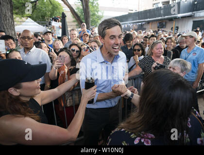 Austin, Texas, USA. 28 Juni, 2019. Präsidentschaftskandidat Beto O'Rourke begrüßt über 300 Unterstützer an Scholtz Garten in der Innenstadt von Austin zwei Tage nachdem er mit neun weiteren Kandidaten in der ersten demokratischen Debatte von 2019 zusammengestoßen. O'Rourke Rally war zur gleichen Zeit wie Texas Challenger julian Castro über eine Meile entfernt statt. Credit: Bob Daemmrich/ZUMA Draht/Alamy leben Nachrichten Stockfoto