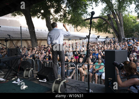 Austin, Texas, USA. 28 Juni, 2019. Präsidentschaftskandidat Beto O'Rourke spricht mit etwa 300 Anhängern bei Scholtz Garten in der Innenstadt von Austin zwei Tage nachdem er mit neun weiteren Kandidaten in der ersten demokratischen Debatte von 2019 zusammengestoßen. O'Rourke Rally war zur gleichen Zeit wie Texas Challenger julian Castro über eine Meile entfernt statt. Credit: Bob Daemmrich/ZUMA Draht/Alamy leben Nachrichten Stockfoto