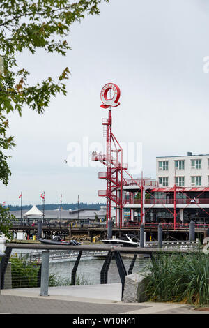 NORTH VANCOUVER, BC, KANADA - 9. JUNI 2019: Die Promenade in der Nähe der Werften am Lonsdale Quay öffentlichen Markt. Stockfoto