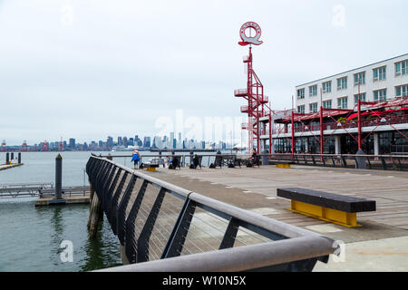 NORTH VANCOUVER, BC, KANADA - 9. JUNI 2019: Die Promenade in der Nähe der Werften am Lonsdale Quay öffentlichen Markt. Stockfoto