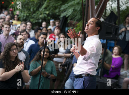 Austin, Texas, USA. 28 Juni, 2019. Präsidentschaftskandidat Julian Castro von San Antonio spricht mit einer Masse von 200 auf eine bezahlte Kapital-erbauer, zwei Tage nach der ersten demokratischen Präsidentschaftswahlen Debatte von 2019. Castro und Texas challenger Beto O'Rourke statt konkurrierende Veranstaltungen zur gleichen Zeit etwa eine Meile auseinander in Austin Credit: Bob Daemmrich/ZUMA Draht/Alamy leben Nachrichten Stockfoto