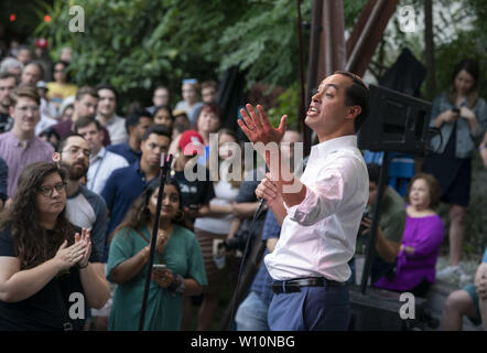 Austin, Texas, USA. 28 Juni, 2019. Präsidentschaftskandidat Julian Castro von San Antonio spricht mit einer Masse von 200 auf eine bezahlte Kapital-erbauer, zwei Tage nach der ersten demokratischen Präsidentschaftswahlen Debatte von 2019. Castro und Texas challenger Beto O'Rourke statt konkurrierende Veranstaltungen zur gleichen Zeit etwa eine Meile auseinander in Austin Credit: Bob Daemmrich/ZUMA Draht/Alamy leben Nachrichten Stockfoto