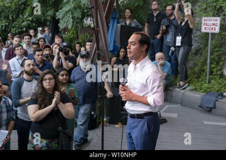 Austin, Texas, USA. 28 Juni, 2019. Präsidentschaftskandidat Julian Castro von San Antonio spricht mit einer Masse von 200 auf eine bezahlte Kapital-erbauer, zwei Tage nach der ersten demokratischen Präsidentschaftswahlen Debatte von 2019. Castro und Texas challenger Beto O'Rourke statt konkurrierende Veranstaltungen zur gleichen Zeit etwa eine Meile auseinander in Austin Credit: Bob Daemmrich/ZUMA Draht/Alamy leben Nachrichten Stockfoto