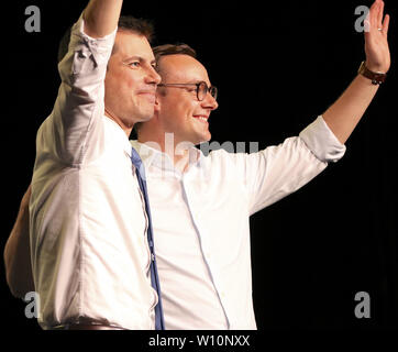 New York, New York, USA. 28 Juni, 2019. Präsidentschaftskandidat BÜRGERMEISTER PETER BUTTIGIEG (links) von South Bend, Indiana und seinen Ehemann, ZÜCHTIGE BUTTIGIEG. Reagieren auf den Beifall der Fans nach ihren großen Kampagne Geldbeschaffer Abschluss in der Brooklyn Borough von New York City. Die Veranstaltung fand zum 50. Jahrestag der Stonewall Aufstand, der Bürgermeister Buttigieg in seinen Ausführungen verwiesen wird. Credit: Staton Rabin/ZUMA Draht/Alamy leben Nachrichten Stockfoto