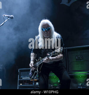 Juni 27, 2019 - Los Angeles, Kalifornien, USA - MICK BOX von Uriah Heep führt bei Microsoft Theater in Los Angeles, Kalifornien (Bild: © Charlie Steffens/ZUMA Draht) Stockfoto