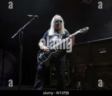 Juni 27, 2019 - Los Angeles, Kalifornien, USA - MICK BOX von Uriah Heep führt bei Microsoft Theater in Los Angeles, Kalifornien (Bild: © Charlie Steffens/ZUMA Draht) Stockfoto