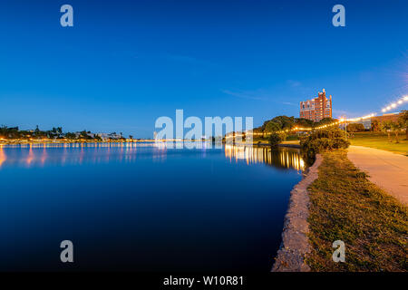 Lake Merritt an der blauen Stunde Stockfoto