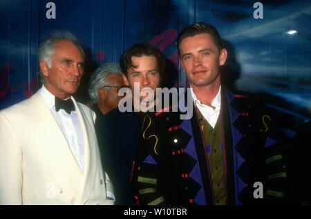Hollywood, Kalifornien, USA, 9. August 1994 (L-R) Schauspieler Terence Stamp, Schauspieler Guy Pearce und Direktor Stephan Elliott an der Premiere von "Die Abenteuer von Priscilla, Königin der Wüste" am 9. August 1994 bei Cinerama Dome Theater in Hollywood, Kalifornien, USA. Foto von Barry King/Alamy Stock Foto Stockfoto