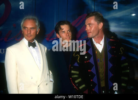 Hollywood, Kalifornien, USA, 9. August 1994 (L-R) Schauspieler Terence Stamp, Schauspieler Guy Pearce und Direktor Stephan Elliott an der Premiere von "Die Abenteuer von Priscilla, Königin der Wüste" am 9. August 1994 bei Cinerama Dome Theater in Hollywood, Kalifornien, USA. Foto von Barry King/Alamy Stock Foto Stockfoto