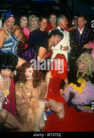 Hollywood, Kalifornien, USA, 9. August 1994 Schauspieler Guy Pearce, Schauspieler Terence Stamp und Direktor Stephan Elliott an der Premiere von "Die Abenteuer von Priscilla, Königin der Wüste" am 9. August 1994 bei Cinerama Dome Theater in Hollywood, Kalifornien, USA. Foto von Barry King/Alamy Stock Foto Stockfoto