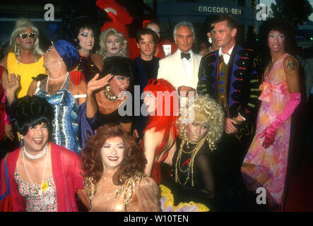 Hollywood, Kalifornien, USA, 9. August 1994 Schauspieler Guy Pearce, Schauspieler Terence Stamp und Direktor Stephan Elliott an der Premiere von "Die Abenteuer von Priscilla, Königin der Wüste" am 9. August 1994 bei Cinerama Dome Theater in Hollywood, Kalifornien, USA. Foto von Barry King/Alamy Stock Foto Stockfoto