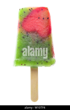Hausgemachtes Eis Popsicle mit Kiwi und Erdbeeren füllen auf weißem Hintergrund, Konzept gesunde Ernährung Stockfoto