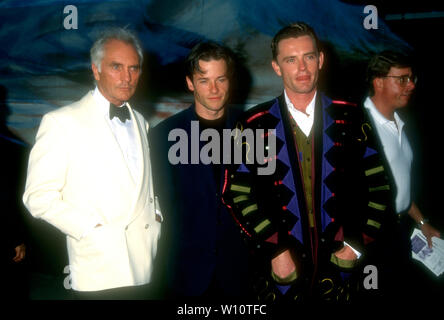 Hollywood, Kalifornien, USA, 9. August 1994 (L-R) Schauspieler Terence Stamp, Schauspieler Guy Pearce und Direktor Stephan Elliott an der Premiere von "Die Abenteuer von Priscilla, Königin der Wüste" am 9. August 1994 bei Cinerama Dome Theater in Hollywood, Kalifornien, USA. Foto von Barry King/Alamy Stock Foto Stockfoto