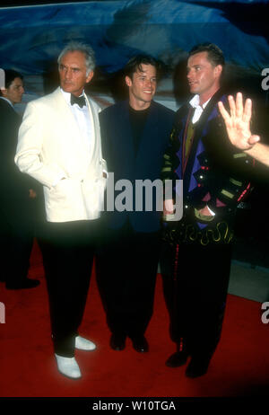 Hollywood, Kalifornien, USA, 9. August 1994 (L-R) Schauspieler Terence Stamp, Schauspieler Guy Pearce und Direktor Stephan Elliott an der Premiere von "Die Abenteuer von Priscilla, Königin der Wüste" am 9. August 1994 bei Cinerama Dome Theater in Hollywood, Kalifornien, USA. Foto von Barry King/Alamy Stock Foto Stockfoto