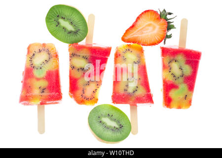Hausgemachte rosa Eis Eis am Stiel dekoriert Kiwi und Erdbeeren auf weißem Hintergrund, Konzept veganes Essen Stockfoto