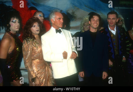 Hollywood, Kalifornien, USA, 9. August 1994 (L-R) Schauspieler Terence Stamp, Schauspieler Guy Pearce und Direktor Stephan Elliott an der Premiere von "Die Abenteuer von Priscilla, Königin der Wüste" am 9. August 1994 bei Cinerama Dome Theater in Hollywood, Kalifornien, USA. Foto von Barry King/Alamy Stock Foto Stockfoto