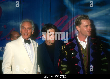 Hollywood, Kalifornien, USA, 9. August 1994 (L-R) Schauspieler Terence Stamp, Schauspieler Guy Pearce und Direktor Stephan Elliott an der Premiere von "Die Abenteuer von Priscilla, Königin der Wüste" am 9. August 1994 bei Cinerama Dome Theater in Hollywood, Kalifornien, USA. Foto von Barry King/Alamy Stock Foto Stockfoto