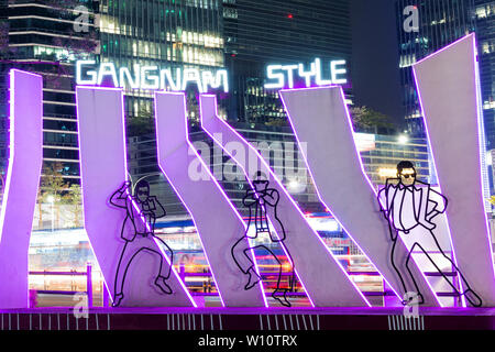 SEOUL, Südkorea - 15. APRIL 2019: Night Shot der berühmten Psy koreanische Sängerin beleuchtete tanzende Silhouetten in Gangnam Square. Stockfoto