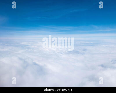 Wolken und klaren blauen Himmel. Luftaufnahme von Ebene Strahler. Stockfoto
