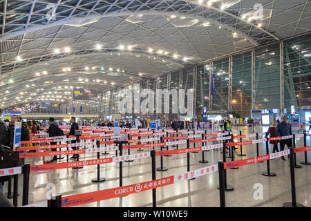 Chengdu, China - 21.Oktober 2018: Flughafen Struktur mit Stahl ist mit Lichtern geschmückt und Organisieren von Fluggästen Stockfoto