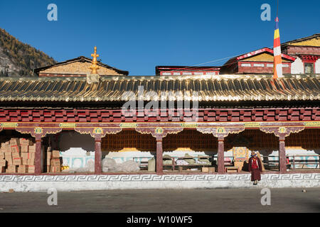 Sichuan, China - 21.Oktober 2018: Mönch im Tibetischen Tempel am Pangpu Yading Naturschutzgebiet sitzen Stockfoto