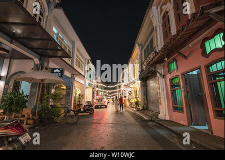 Phuket, Thailand - 12.Dezember 2018: Bunte sino Gasse townhome mit Store und Beleuchtung Dekoration in der Nacht Markt, Soi Rommanee Stockfoto