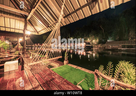 Kanchanaburi, Thailand - Jan 13 2019: Schaukel hängen an tropischen Holzfloß Erholungsort am River Kwai Stockfoto