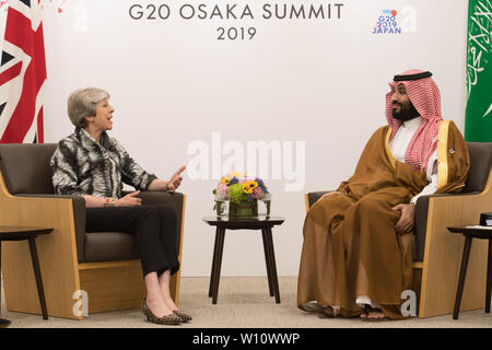 Premierminister Theresa Mai trifft sich mit Kronprinz Mohammed Bin Salman von Saudi-arabien während der G20-Gipfel in Osaka, Japan. Stockfoto