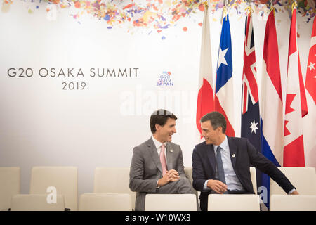 Kanadische Premierminister, Justin Trudeau (links) und der spanische Premierminister Pedro Sanchez nimmt an einem Treffen der Staats- und Regierungschefs der G20 zu diskutieren, die Frauen auf der ganzen Welt vom japanischen Premierminister Shinzo Abe beim G20-Gipfel in Osaka, Japan, gehostet. Stockfoto