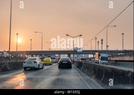 Bangkok, Thailand - 21 Mär 2019: Stau auf der Autobahn Straße bei Sonnenuntergang Stockfoto