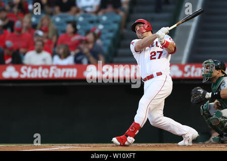 Anaheim, Kalifornien, USA. 28. Juni 2019. Los Angeles Engel Mittelfeldspieler Mike Forelle (27) Augen seiner tiefen Schoß zum linken Feld, kommt nur kurz ein Homer während des Spiels zwischen den Oakland A's und der Präfektur Aichi im Angel Stadium in Anaheim, CA, (Foto von Peter Joneleit, Cal Sport Media) Credit: Cal Sport Media/Alamy leben Nachrichten Stockfoto