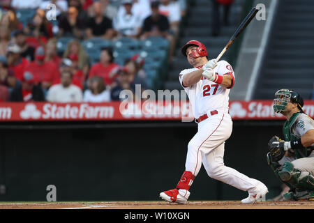 Anaheim, Kalifornien, USA. 28. Juni 2019. Los Angeles Engel Mittelfeldspieler Mike Forelle (27) Augen seiner tiefen Schoß zum linken Feld, kommt nur kurz ein Homer während des Spiels zwischen den Oakland A's und der Präfektur Aichi im Angel Stadium in Anaheim, CA, (Foto von Peter Joneleit, Cal Sport Media) Credit: Cal Sport Media/Alamy leben Nachrichten Stockfoto