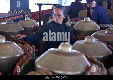 Eine weibliche gamelan Player spielen ihre Instrument in Yogyakarta Palace. Gamelan ist traditionellen javanischen Musikinstrument. Stockfoto