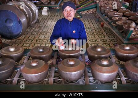 Gamelan Player spielen ihre Instrument in Yogyakarta Palace. Gamelan ist traditionellen javanischen Musikinstrument. Stockfoto